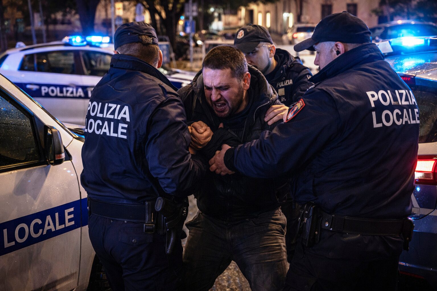 polizia locale blocca uomo violento