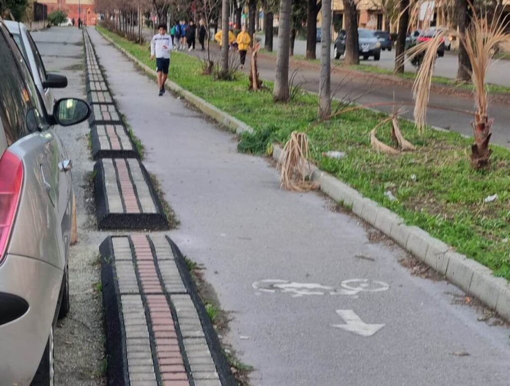 ragazzi si allenano in mezzo alla strada al viale calabria