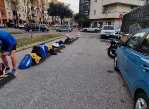 ragazzi si allenano in mezzo alla strada al viale calabria