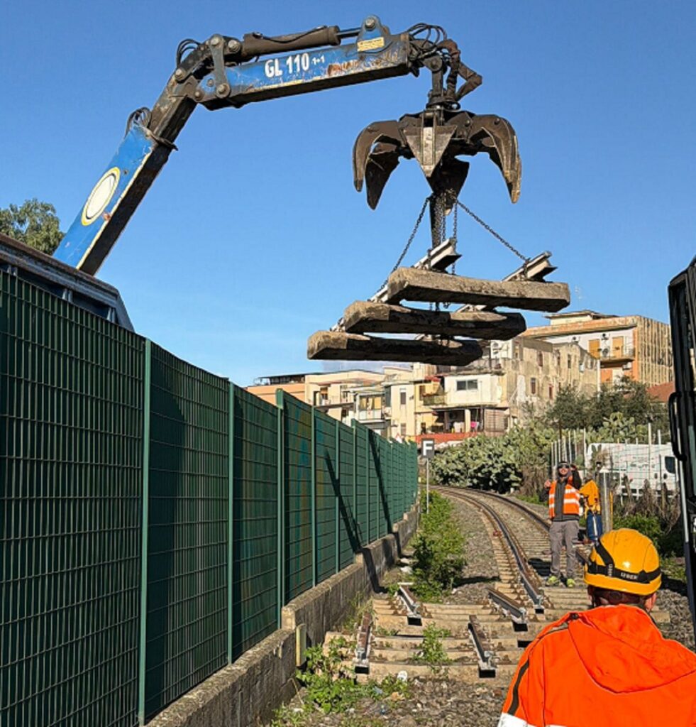rimozione dei binari dell'ex Circumetnea