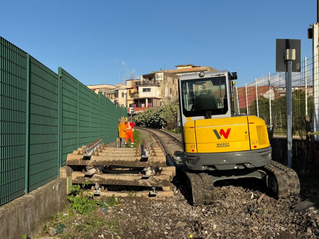 rimozione dei binari dell'ex Circumetnea