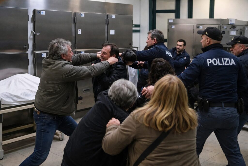 rissa obitorio interviene polizia