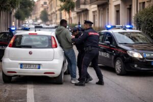 Ruba auto arrestato