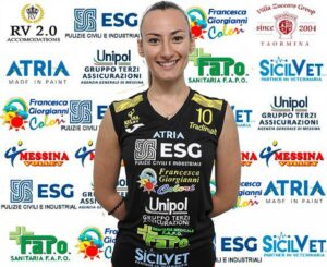 Partita di cartello per la 16ª giornata del Campionato di Serie C femminile che vedrà il Messina Volley, seconda forza del torneo, ospitare fra le mura amiche del “PalaRescifina”, la capolista New Amando Jonica Volley. Le atlete peloritane, dirette da Marcela Nielsen, cercheranno di conquistare punti preziosi sulla compagine jonica di coach Claudio Mantarro, attualmente con quattro lunghezze di vantaggio proprio dal team del presidente Mario Rizzo. A presentare il match di sabato, a partire dalle ore 18.00, è l’opposto giallo-blu Adriana Ignoto: “Sarà una partita importante sotto svariati punti di vista. Già da diverse settimane ci stiamo preparando ad affrontare la capolista. Sarà una partita combattuta da entrambi i lati in quanto si scontreranno degli assetti abbastanza performanti. Cercheremo di essere protagoniste della partita, ma come sempre sarà il campo a decidere”. Circa la partita dell’anadata ha aggiunto: “E’ stata una partita che ci ha messo in difficoltà sotto tanti punti di vista, in primis il fatto che eravamo fuori casa. Ci siamo trovate di fronte una squadra che ha delle componenti importanti ed un pubblico fomentante. Inizialmente siamo andate sotto, ma siamo state brave a ribaltare il risultato. Adesso abbiamo una maggiore intesa e soprattutto il nostro lavoro è entrato nell’ottica di una squadra che pretende un certo tipo di pallavolo”.
