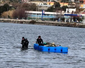 Attività recupero plastica nel lago del Fusaro