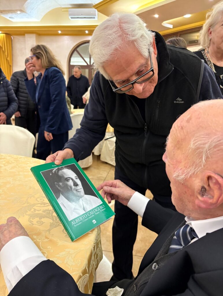 Bruno Zappone consegna il libro