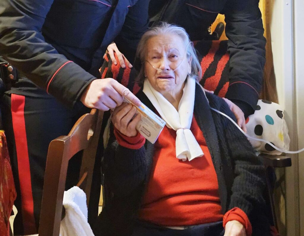 Copia di carabinieri salvano donna