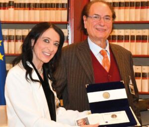 Ester Campese consegna Premio Riccardo Bramante