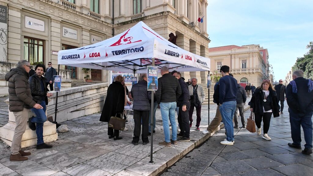 Gazebo Lega a Reggio Calabria io sto col poliziotto