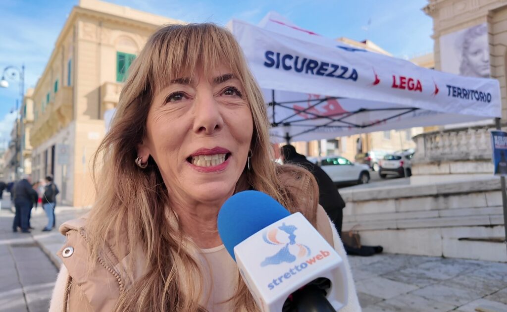 Gazebo Lega a Reggio Calabria io sto col poliziotto Tilde Minasi