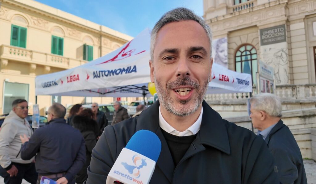 Gazebo Lega a Reggio Calabria io sto col poliziotto Armando Neri