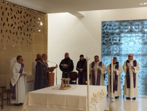 Il vescovo e alcuni sacerdoti