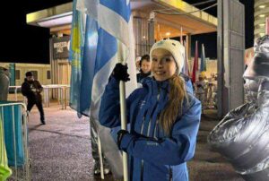 Mariia Seniuk con bandiera Israele a cerimonia inaugurazione olimpiadi milano cortina