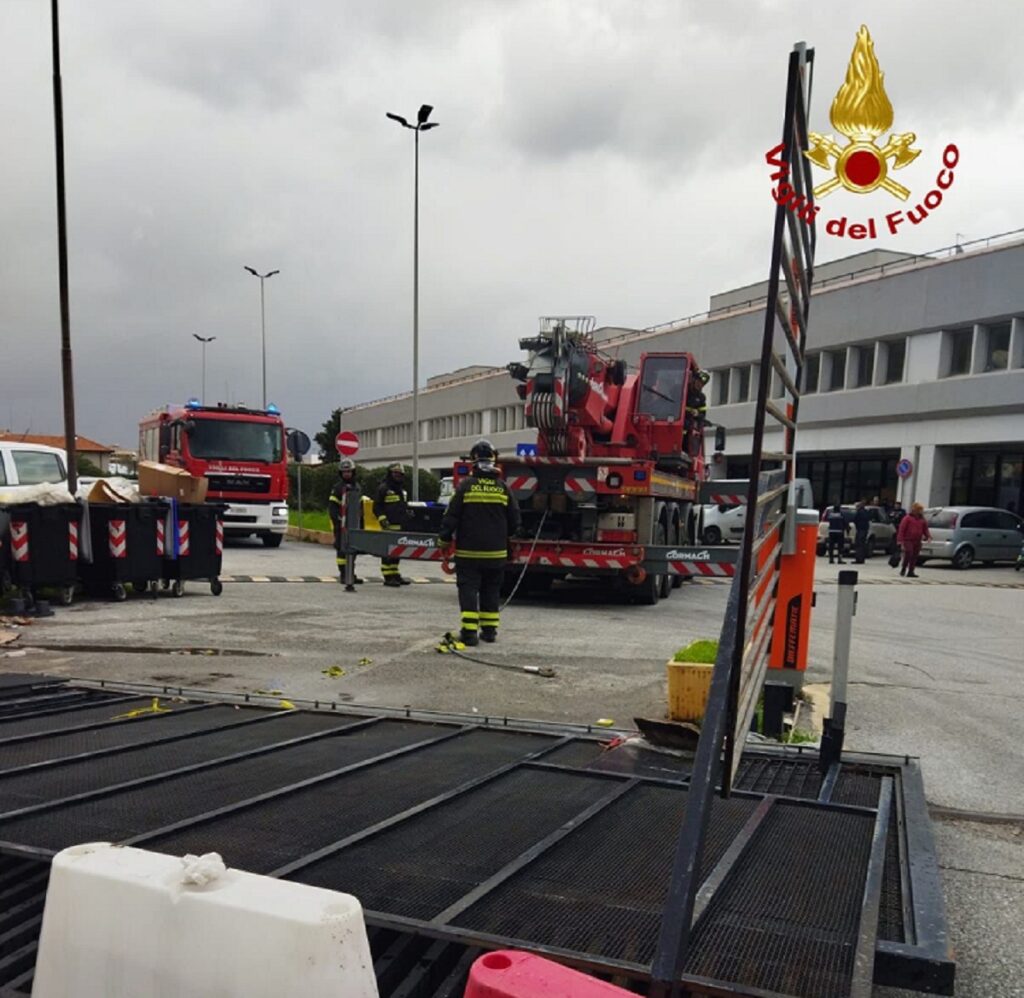Messina cancello crolla sulle auto