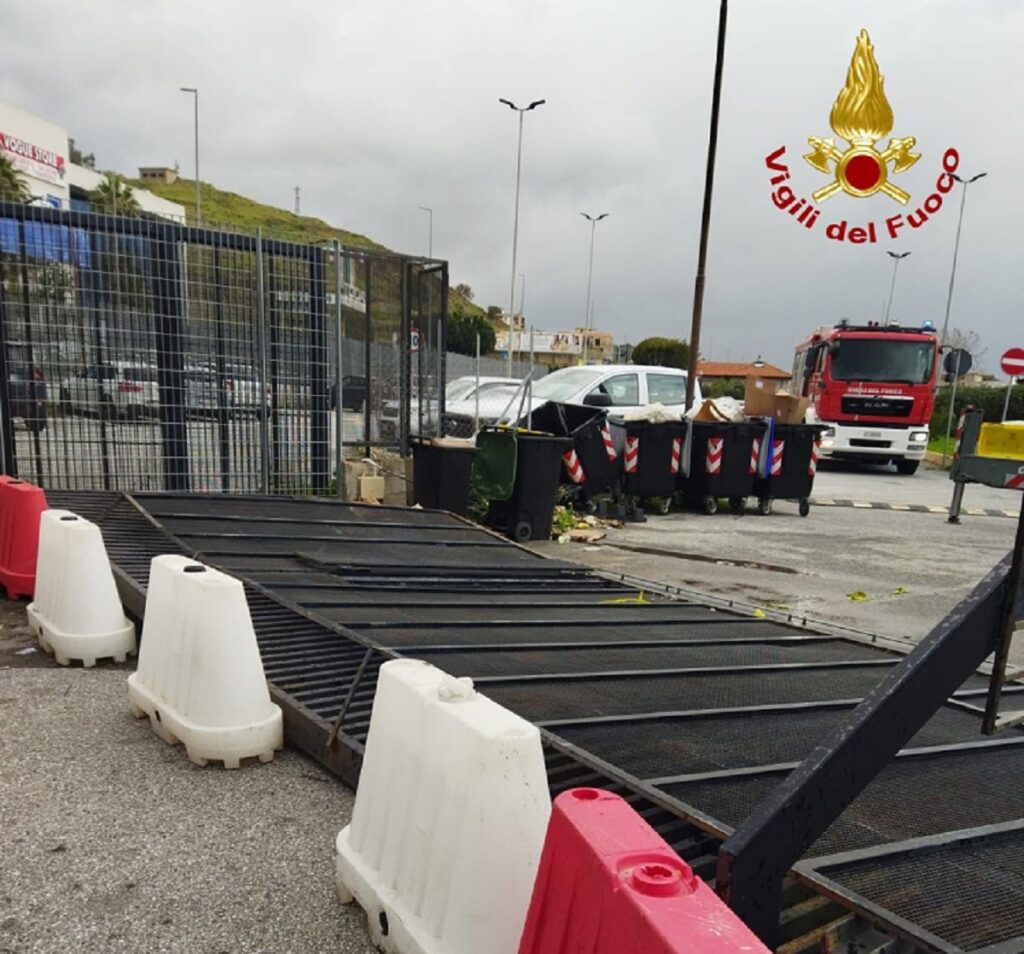 Messina cancello crolla sulle auto