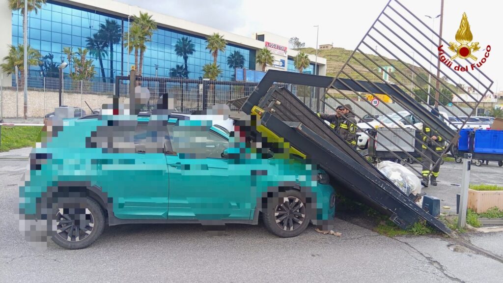 Messina cancello crolla sulle auto