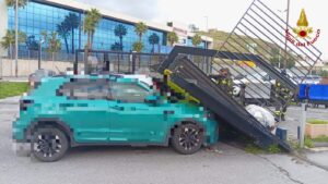 Messina cancello crolla sulle auto