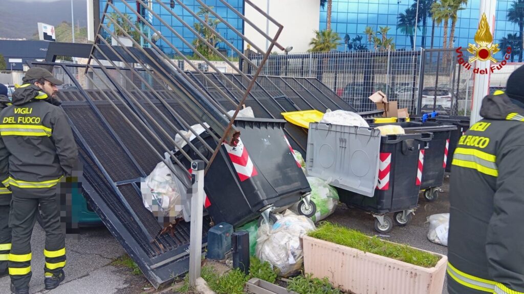 Messina cancello crolla sulle auto