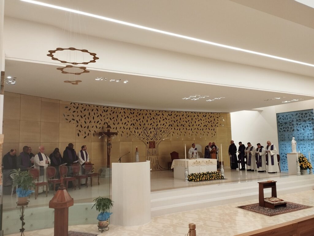 Momento di condivisione del vescovo con i sacerdoti della diocesi