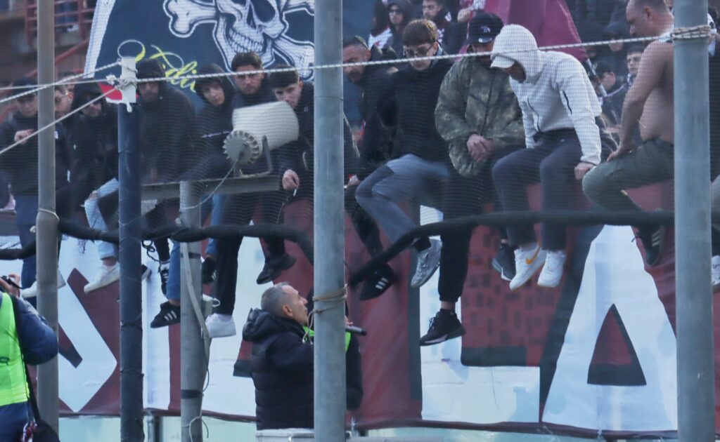 Reggina-Messina Torrisi sotto la Curva Sud degli ultrà al Granillo con microfono