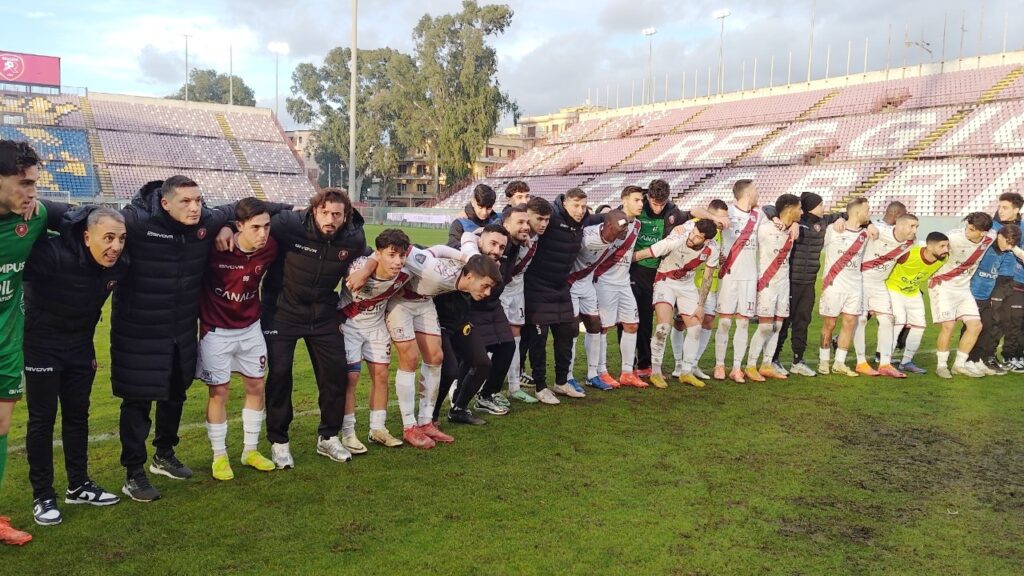 Reggina-Savoia saluto finale squadra
