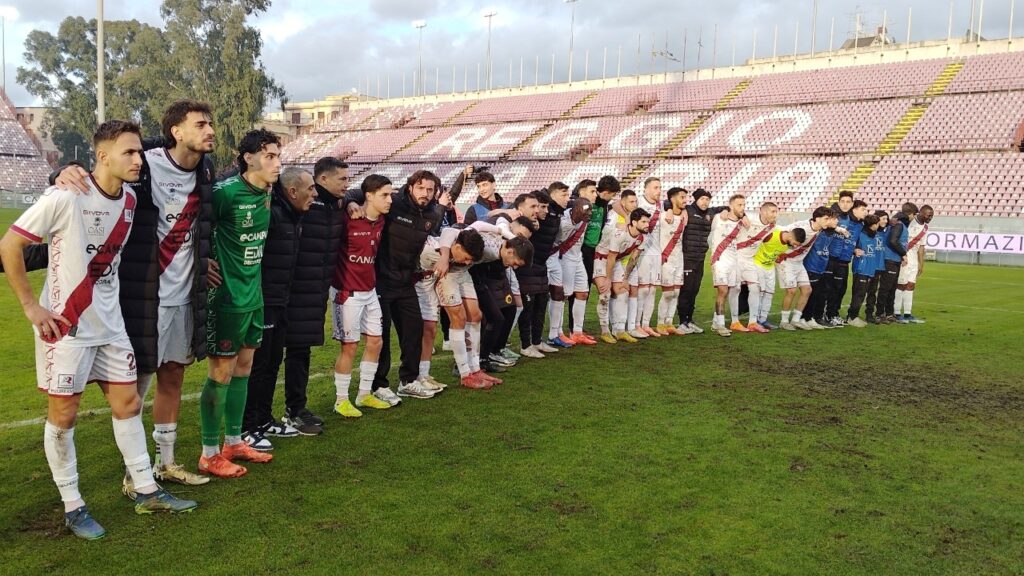 Reggina-Savoia saluto finale squadra