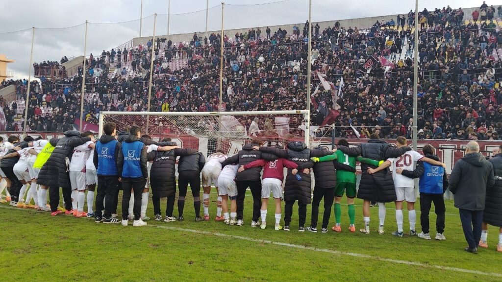 Reggina-Savoia saluto finale squadra ultrà curva sud