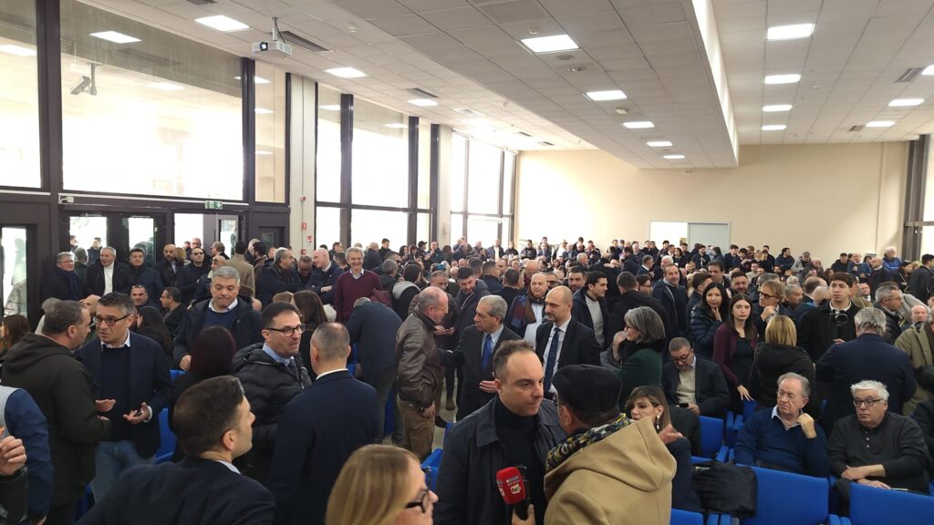 Sala strapiena consiglio regionale per evento forza italia