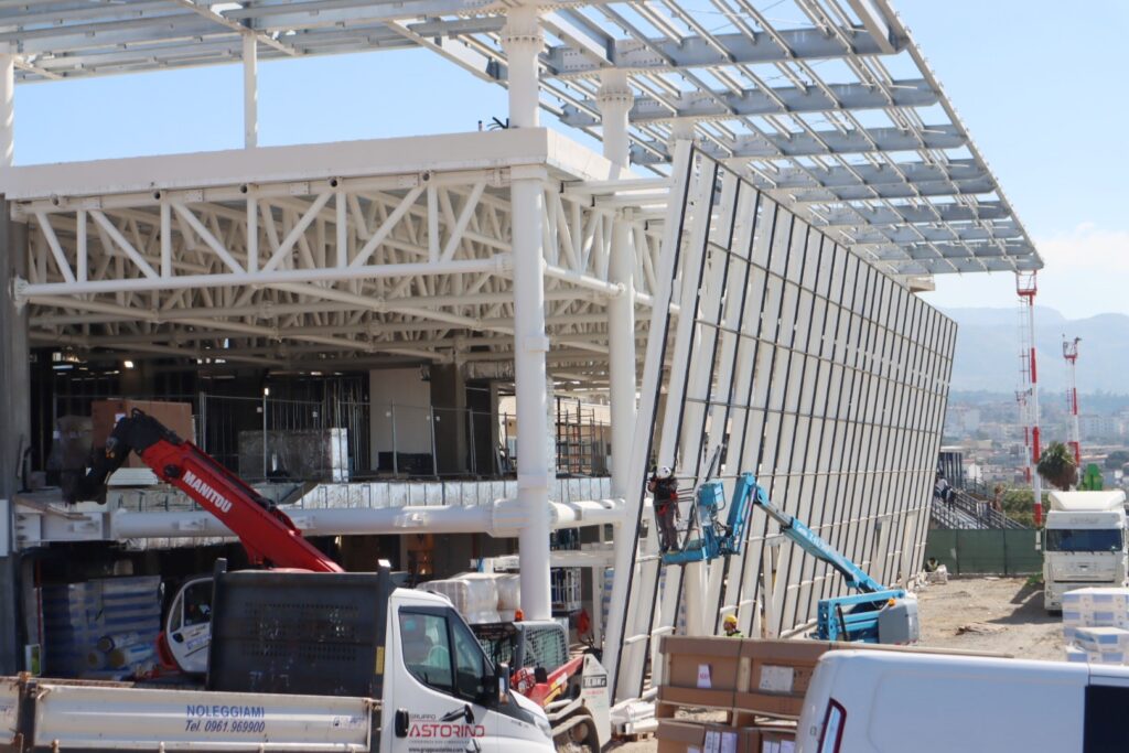 aerostazione aeroporto dello stretto