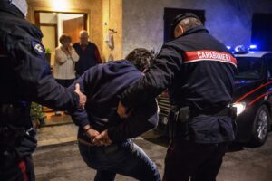 aggredisce i genitori arrestato dai carabinieri