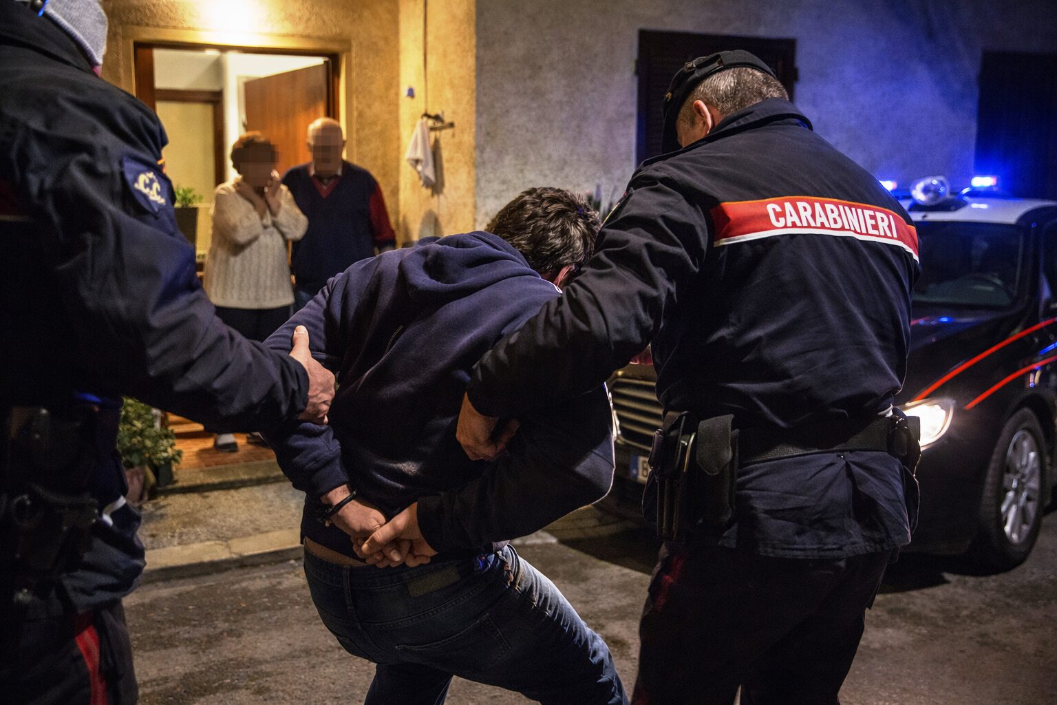 aggredisce i genitori arrestato dai carabinieri