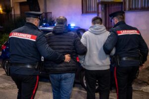 arrestati padre e figlio carabinieri