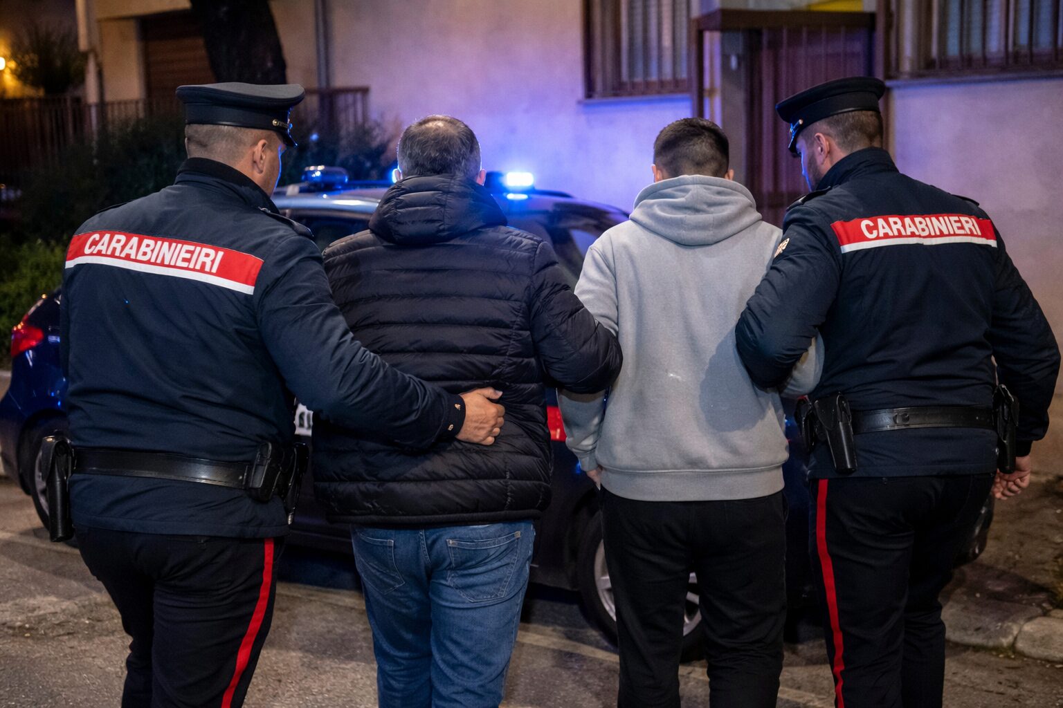 arrestati padre e figlio carabinieri