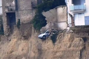 auto niscemi incastrata dopo la frana