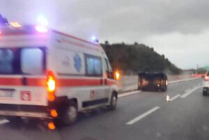 auto ribaltata ambulanza