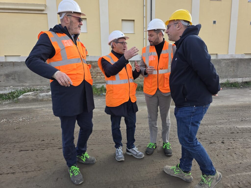 battaglia e romeo visitano il cantiere del museo del mare