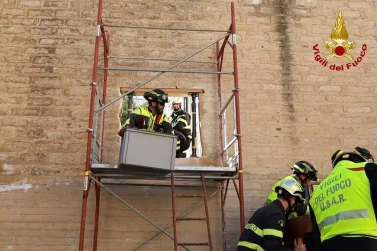 Niscemi, salvati 350 libri dalla biblioteca sospesa sulla frana