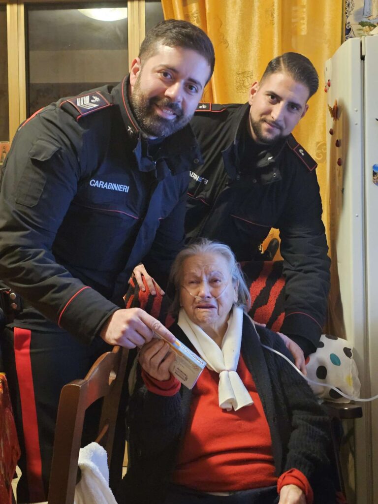 carabinieri salvano donna