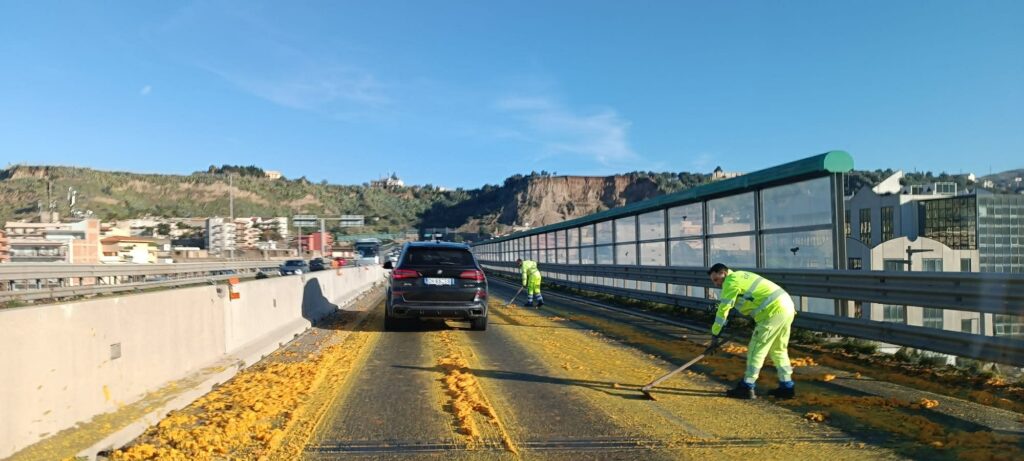 carico di arance sull'autostrada