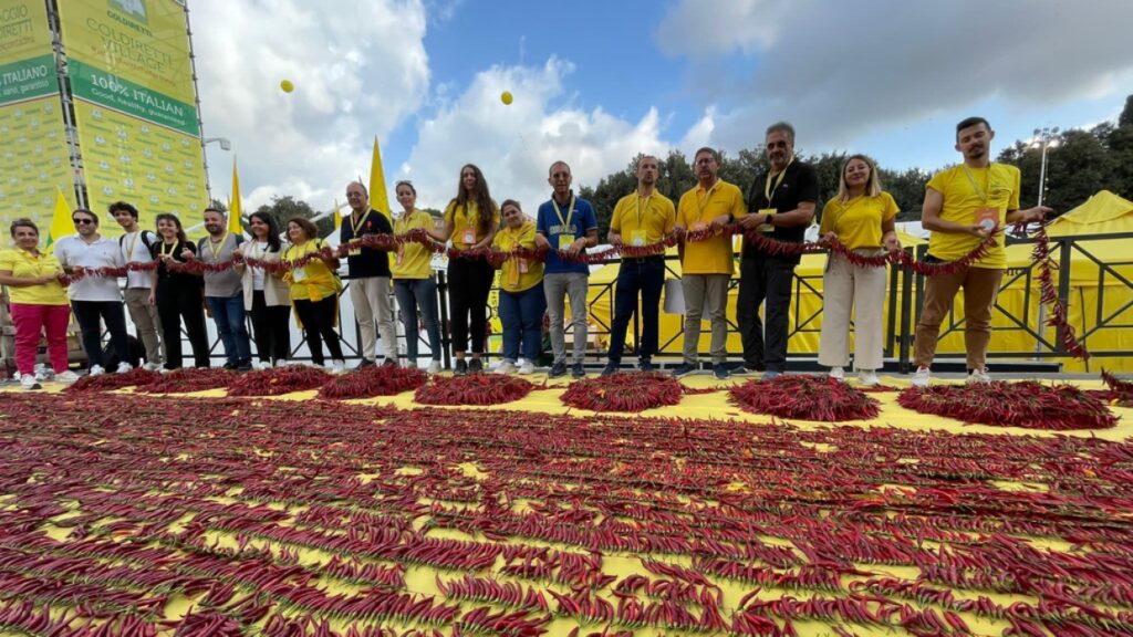 -collana-da-record del peperoncino confezionata da Coldiretti Calabria