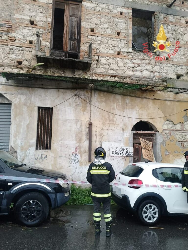 crollo palazzina catanzaro