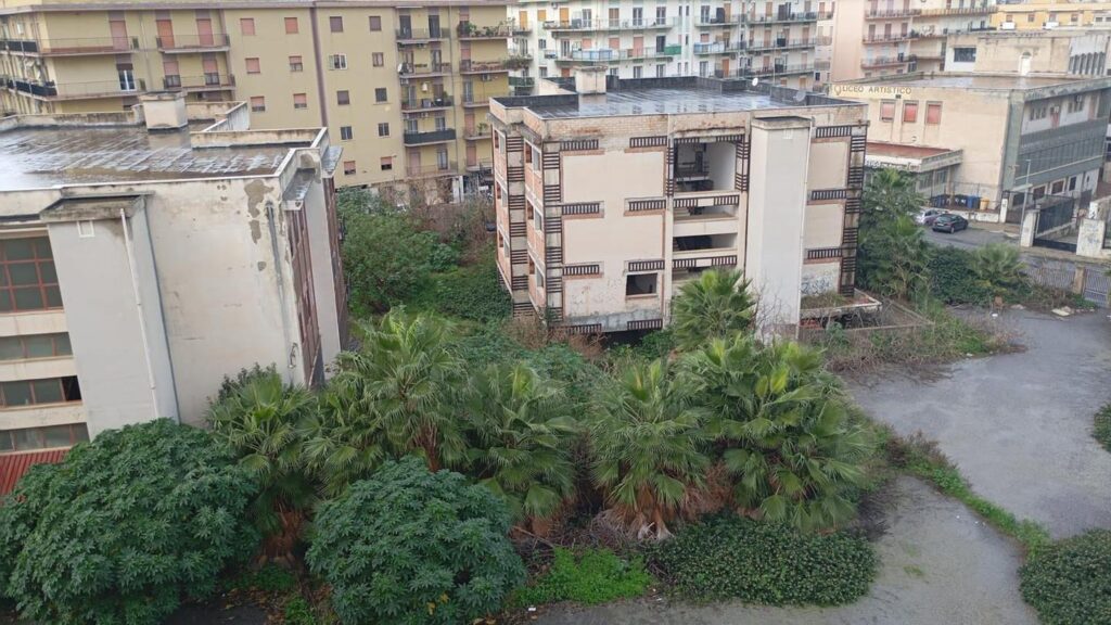 degrado ex scuola Foscolo