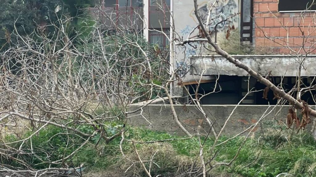 degrado ex scuola Foscolo