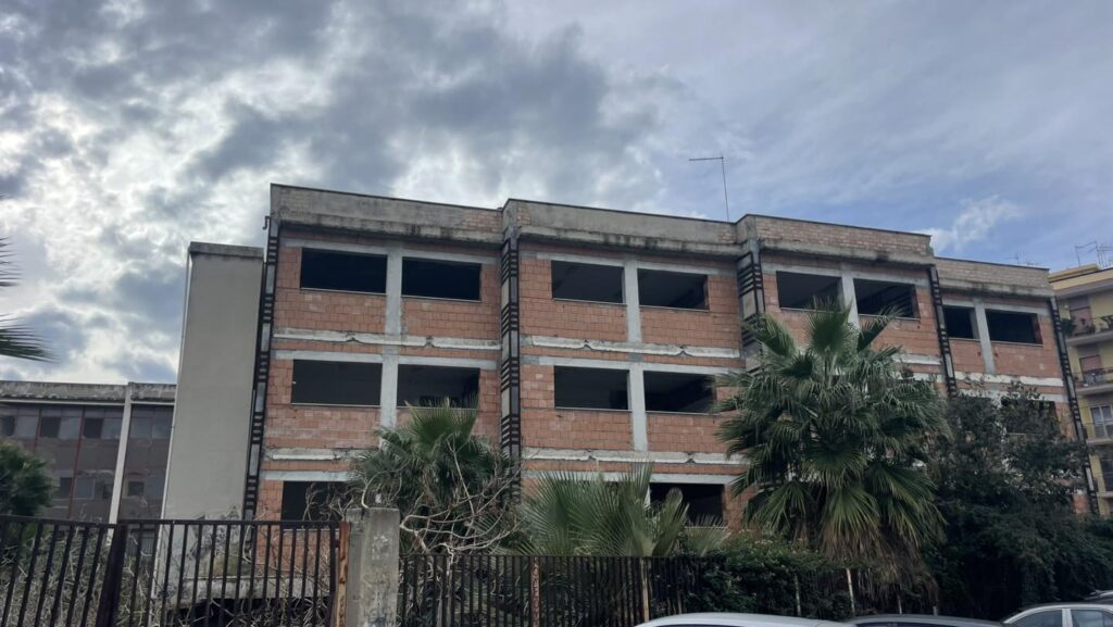 degrado ex scuola Foscolo