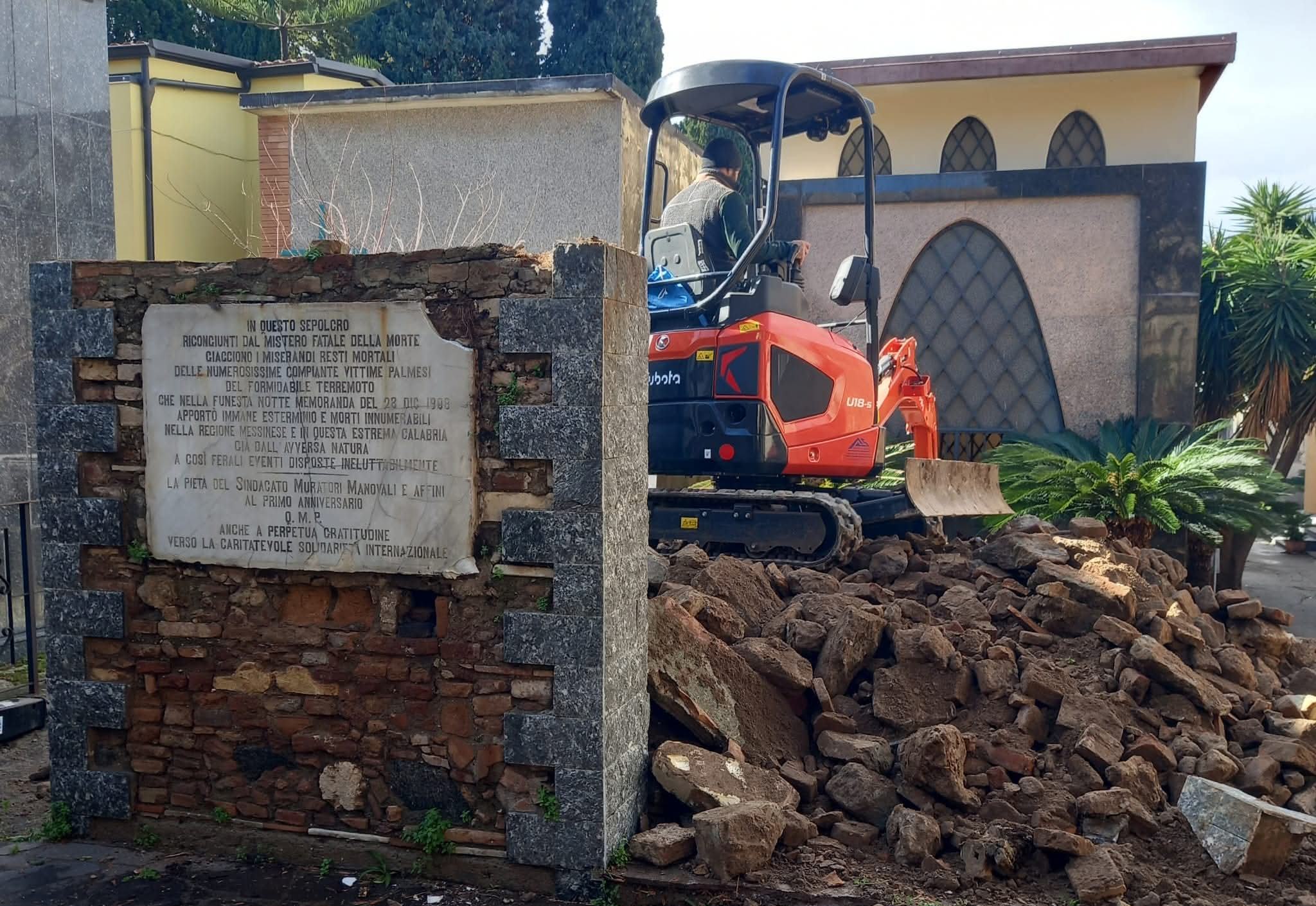 demolizione del sacrario dedicato ai morti del terremoto del 1908 a Palmi