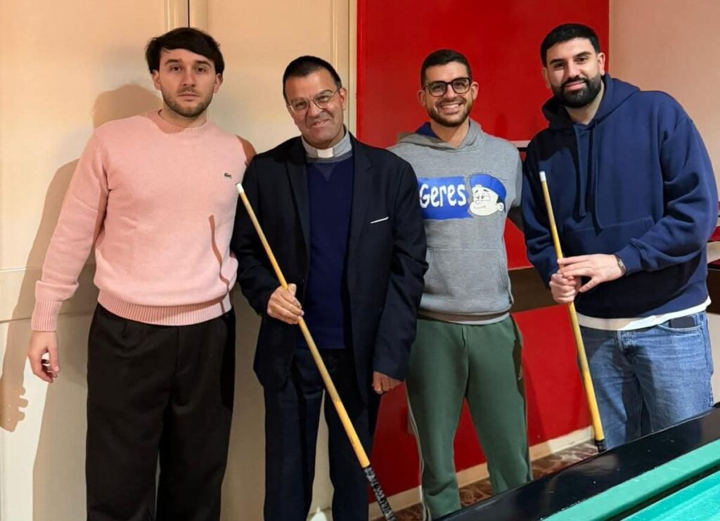 don zampaglione con ragazzi gioca a biliardo