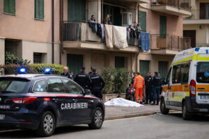 donna cade balcone