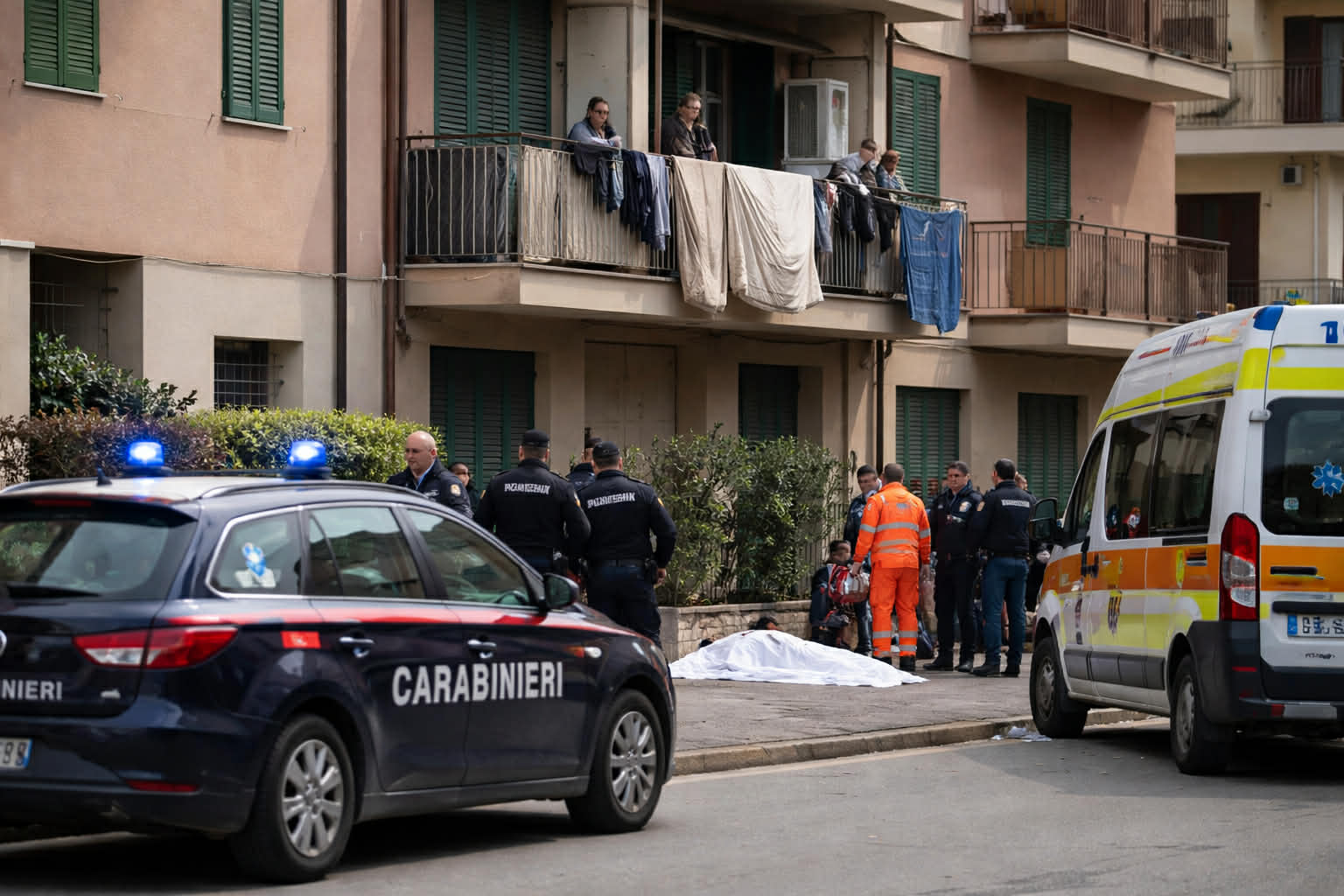 donna cade balcone