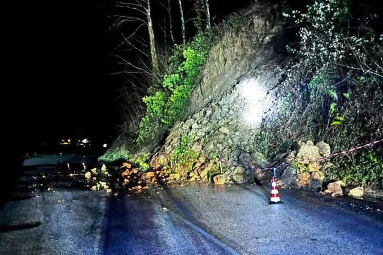 Maltempo devastante a Decollatura: esonda il fiume, cede la carreggiata e chiude la SP64