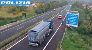 giovane a bordo di una bici contromano in autostrada